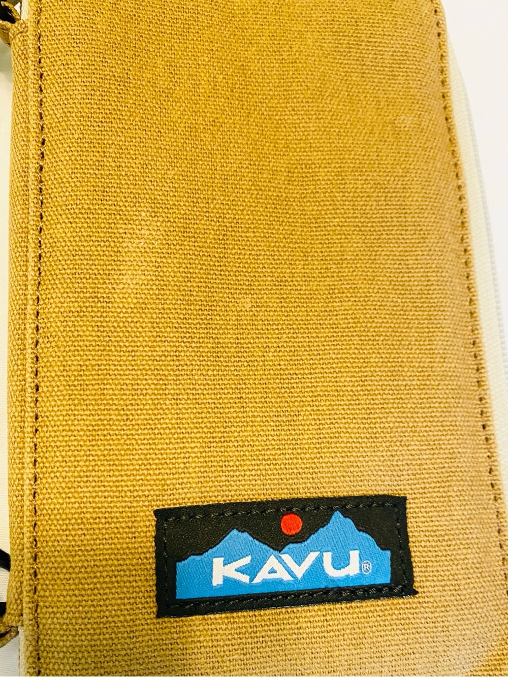 Kavu Go Time Crossbody Wallet Tan Beige EUC - Picture 2 of 4